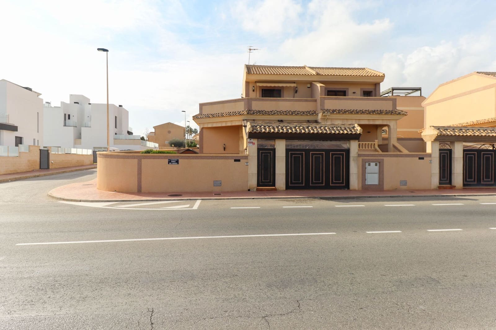 4 soverom Villa til salgs i Torrevieja med svømmebasseng garasje - € 450 000 (Ref: 9467764)