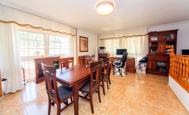 4 soveværelse Villa til salg i Torrevieja med swimmingpool - € 490.000 (Ref: 9467767)