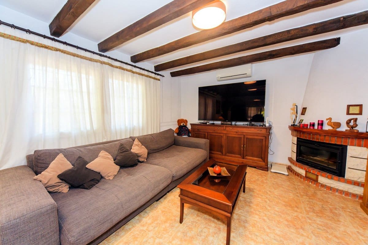 4 bedroom Villa for sale in Torrevieja with pool - € 490,000 (Ref: 9467767)