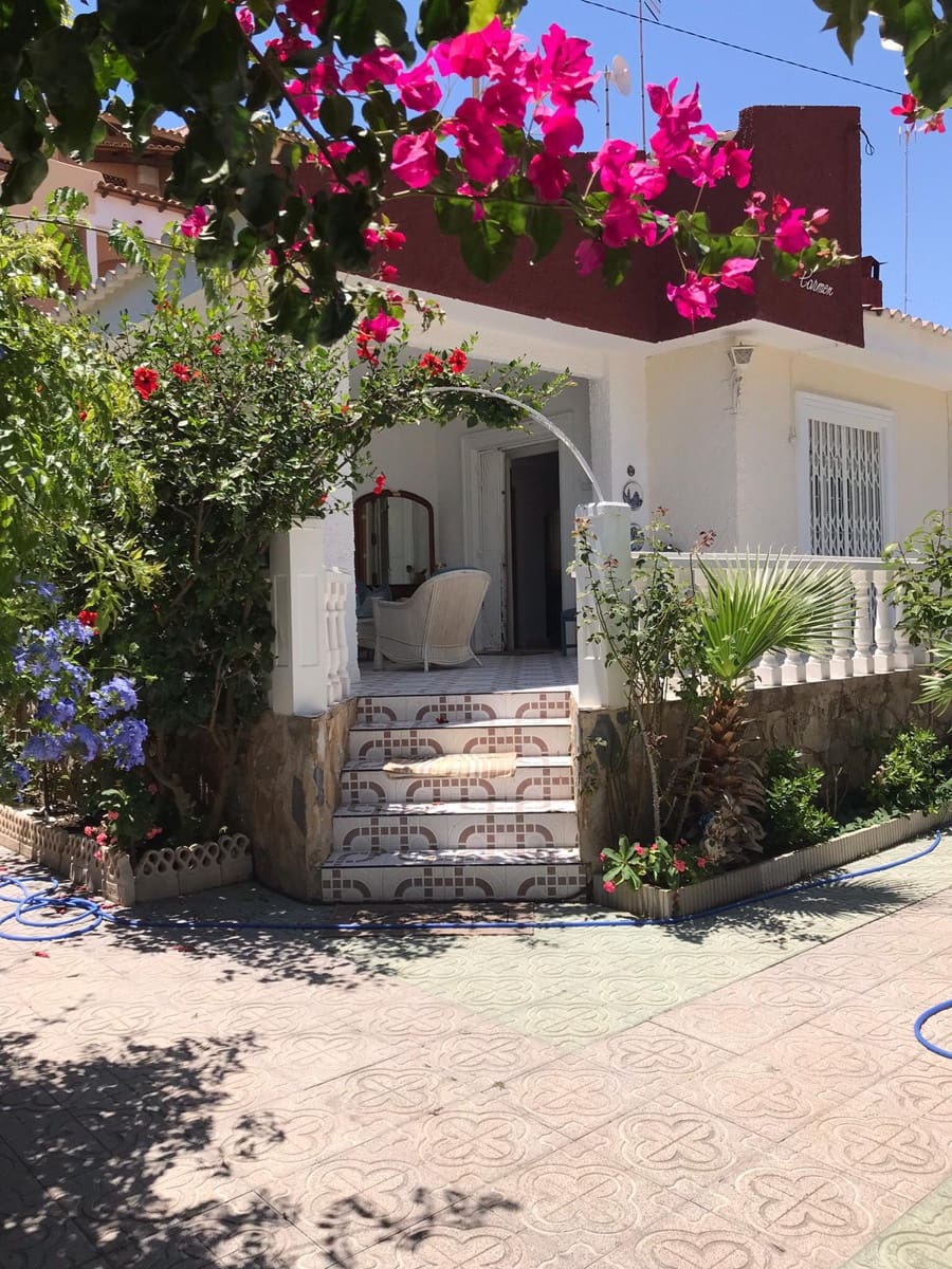 3 bedroom Villa for sale in Torrevieja with pool - € 550,000 (Ref: 9467769)