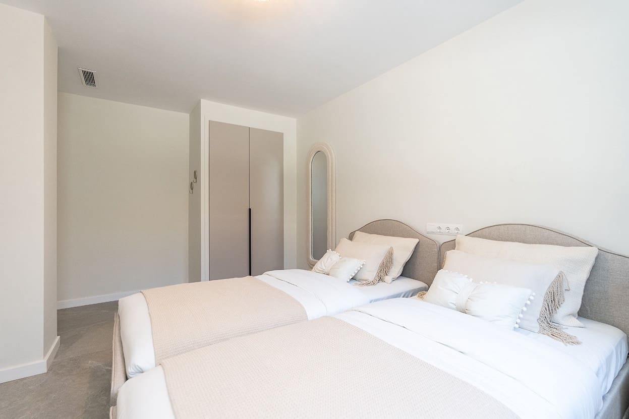 3 bedroom Apartment for sale in La Quinta with garage - € 980,000 (Ref: 9500292)