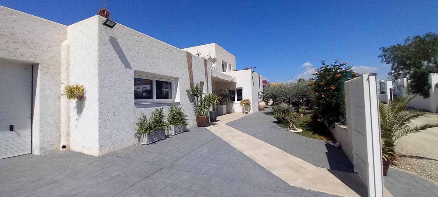 4 soverom Villa til salgs i La Algarrobina med svømmebasseng garasje - € 649 000 (Ref: 8361879)