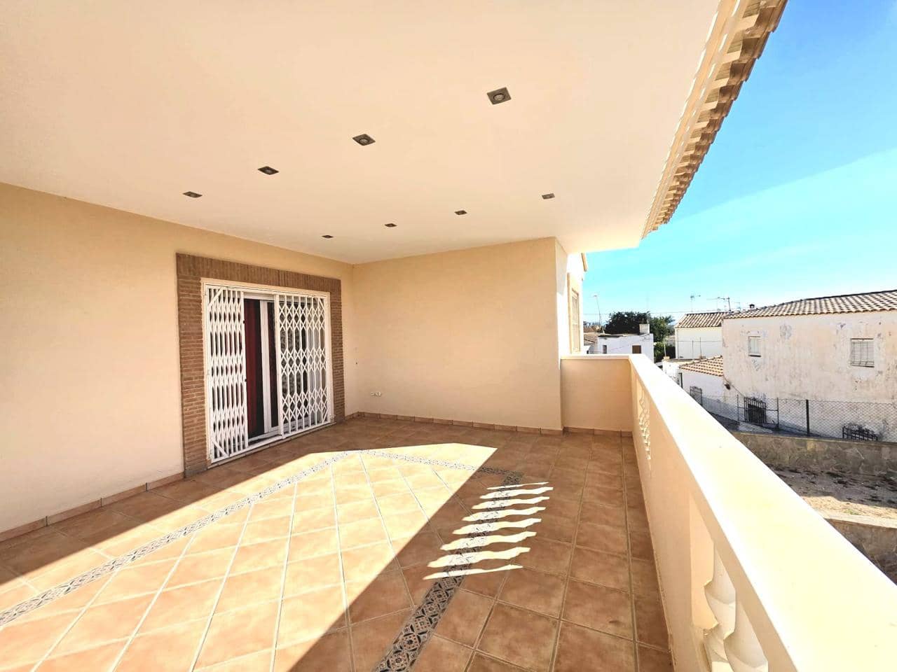 4 bedroom Villa for sale in Aljariz with garage - € 365,000 (Ref: 9879685)