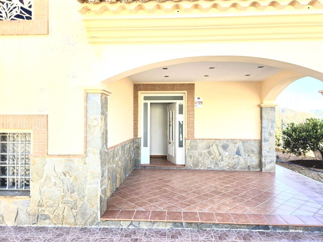 4 bedroom Villa for sale in Aljariz with garage - € 365,000 (Ref: 9879685)