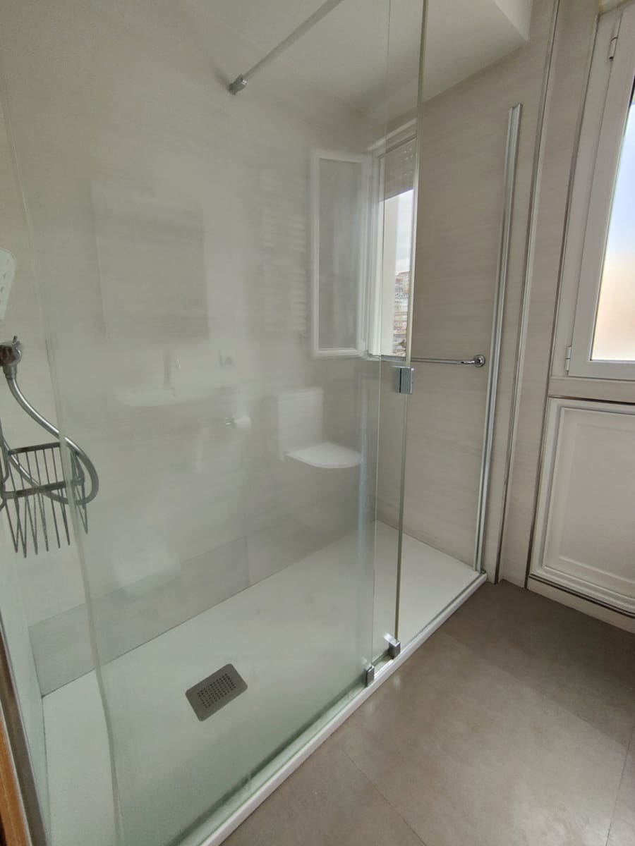4 quarto Apartamento para arrendar em Santander - 1 000 € (Ref: 10040706)