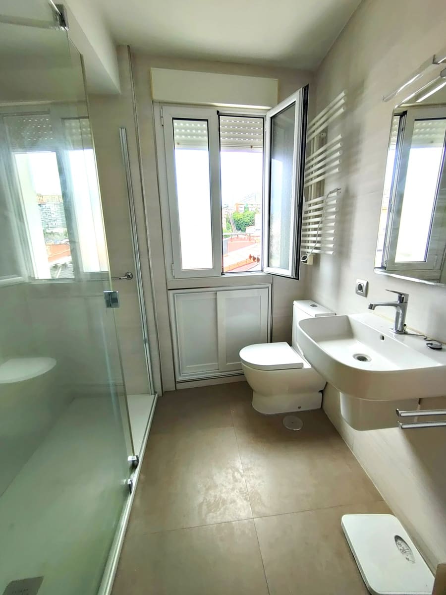 4 quarto Apartamento para arrendar em Santander - 1 000 € (Ref: 10040706)