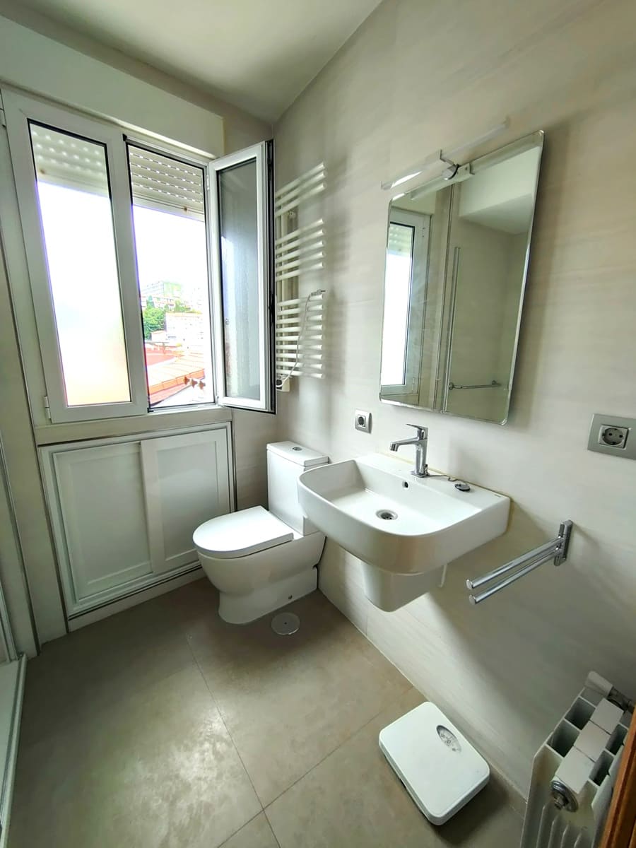 4 quarto Apartamento para arrendar em Santander - 1 000 € (Ref: 10040706)