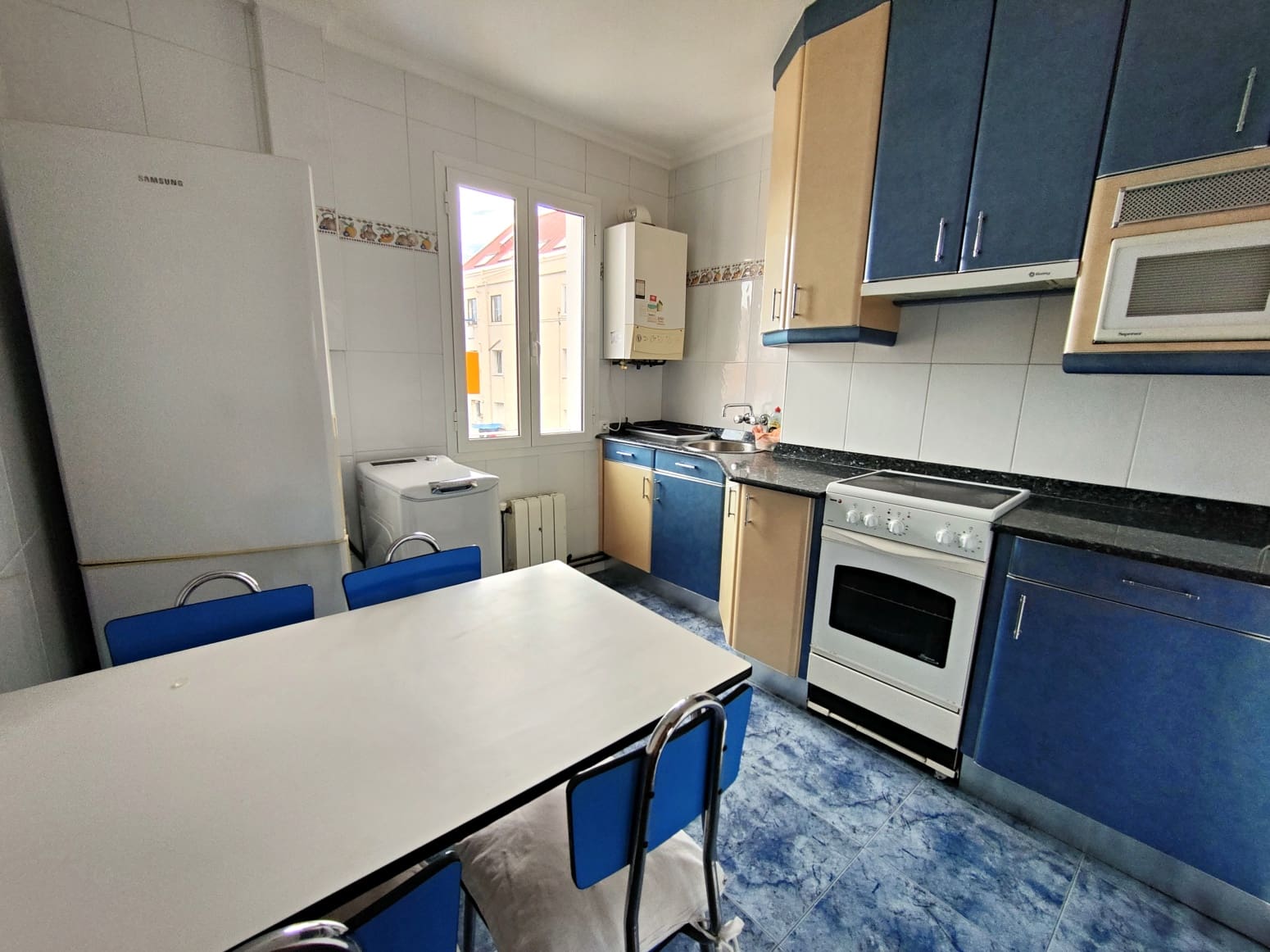 4 quarto Apartamento para arrendar em Santander - 1 000 € (Ref: 10040706)