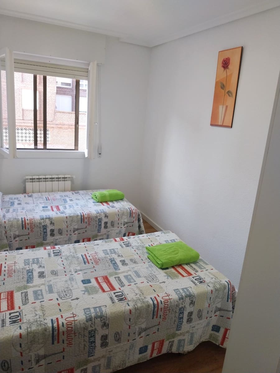 3 slaapkamer Flat te huur in Santander - € 930 (Ref: 10109025)