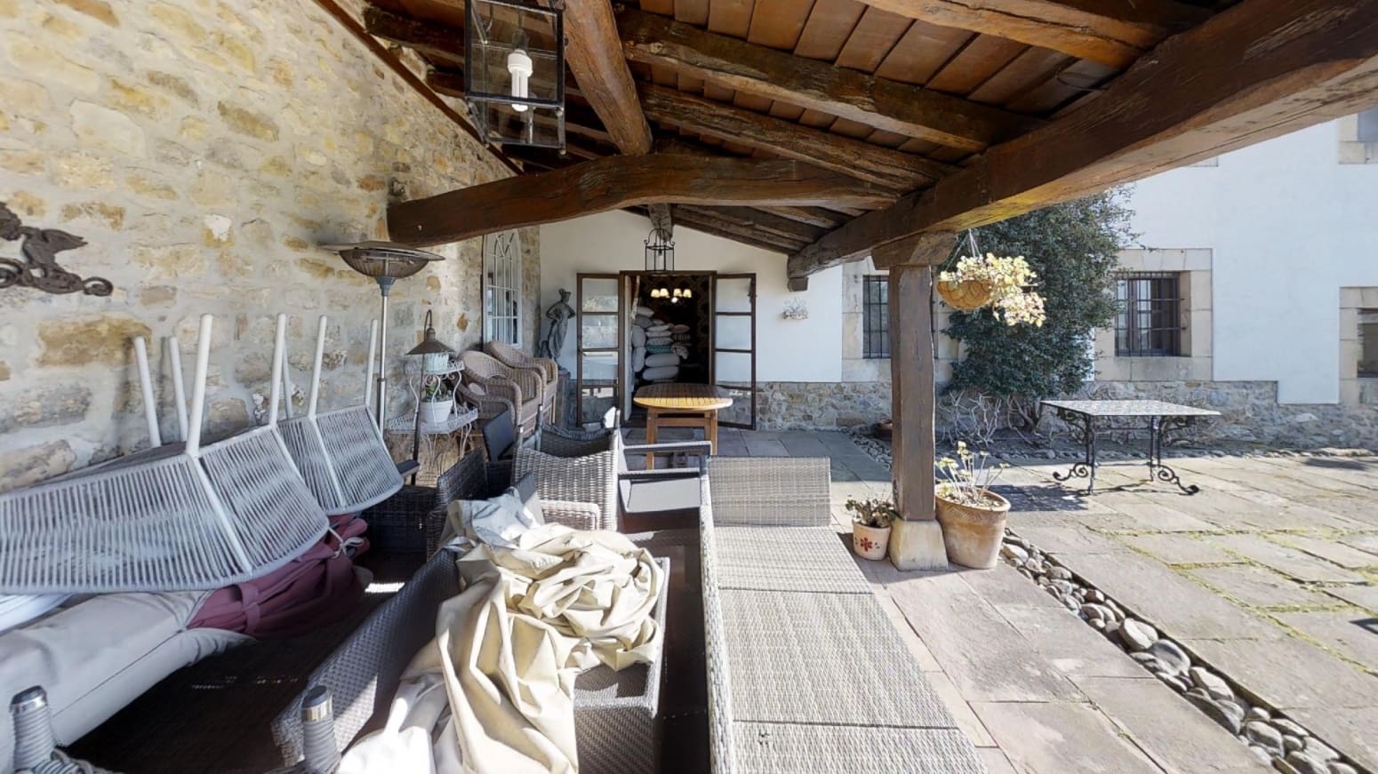 12 Zimmer Villa zu verkaufen in Navajeda mit Pool - 1.280.000 € (Ref: 10133158)