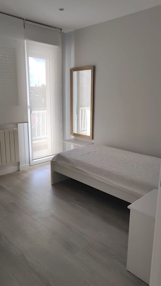 4 bedroom Flat for sale in Santander with garage - € 360,000 (Ref: 10168294)
