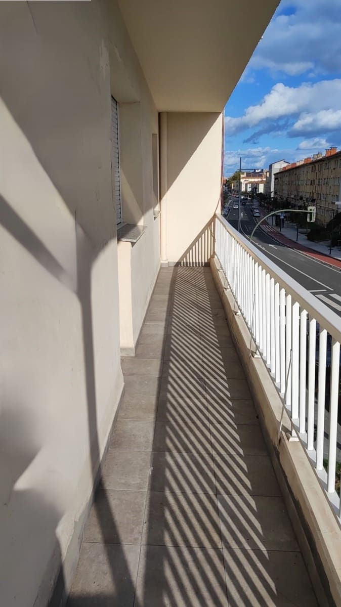 4 bedroom Flat for sale in Santander with garage - € 360,000 (Ref: 10168294)