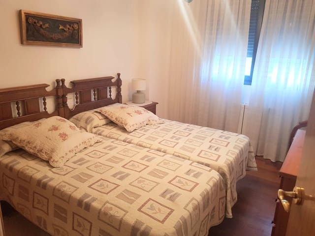 3 bedroom Flat for rent in Santander with garage - € 1,100 (Ref: 7776945)