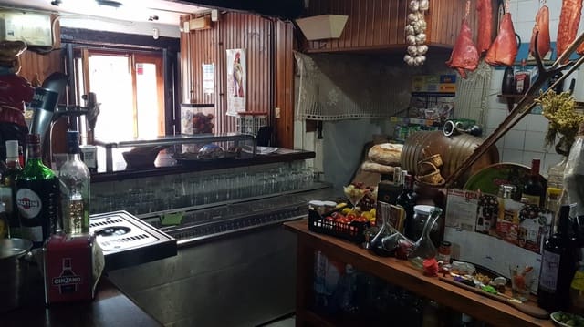 Commercial for sale in Pesquera - € 149,500 (Ref: 7995782)