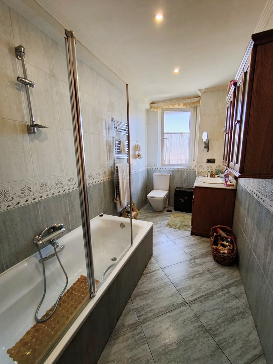 5 bedroom Villa for sale in Liencres with garage - € 950,000 (Ref: 8392316)