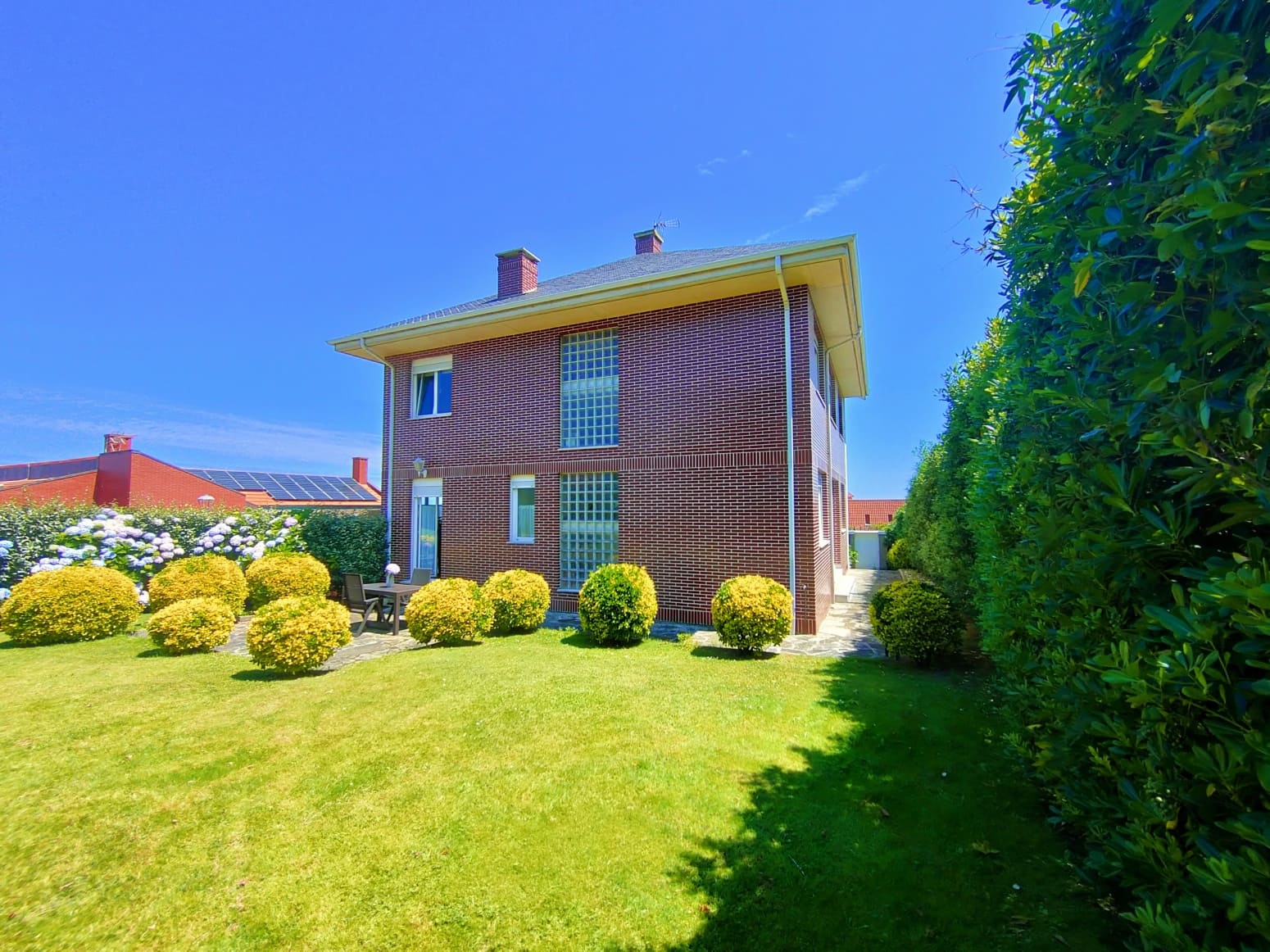 5 bedroom Villa for sale in Liencres with garage - € 950,000 (Ref: 8392316)