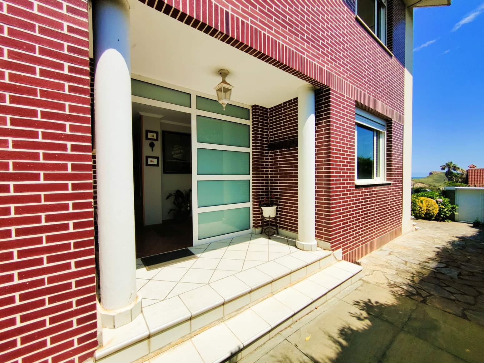 5 bedroom Villa for sale in Liencres with garage - € 950,000 (Ref: 8392316)