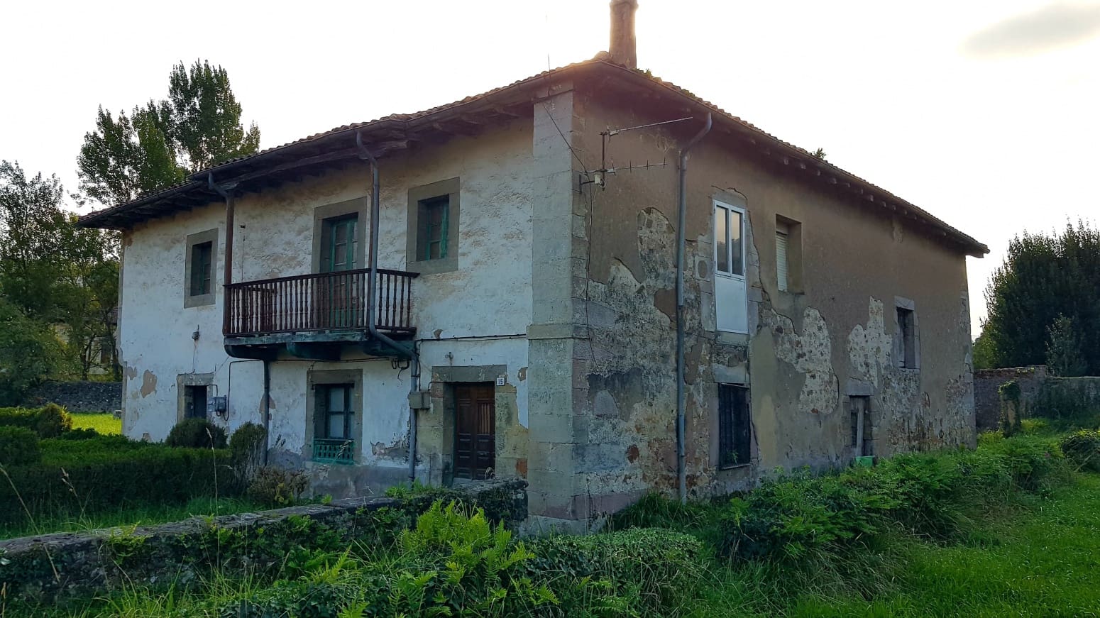 Villa for sale in Los Corrales de Buelna - € 265,000 (Ref: 8484479)