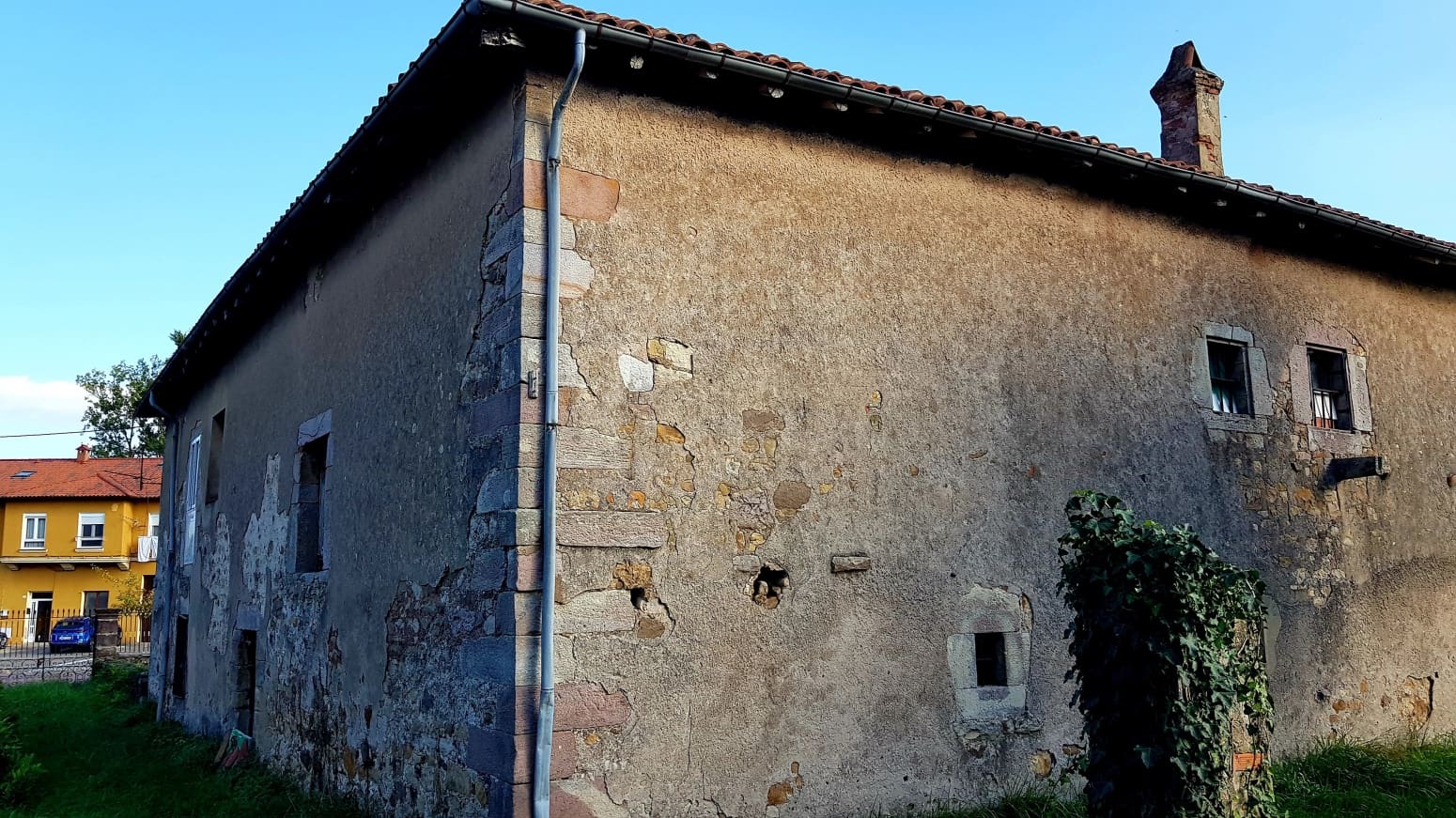 Villa for sale in Los Corrales de Buelna - € 265,000 (Ref: 8484479)