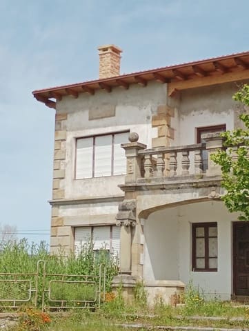 8 bedroom Villa for sale in Campoo de Yuso - € 295,000 (Ref: 8896481)