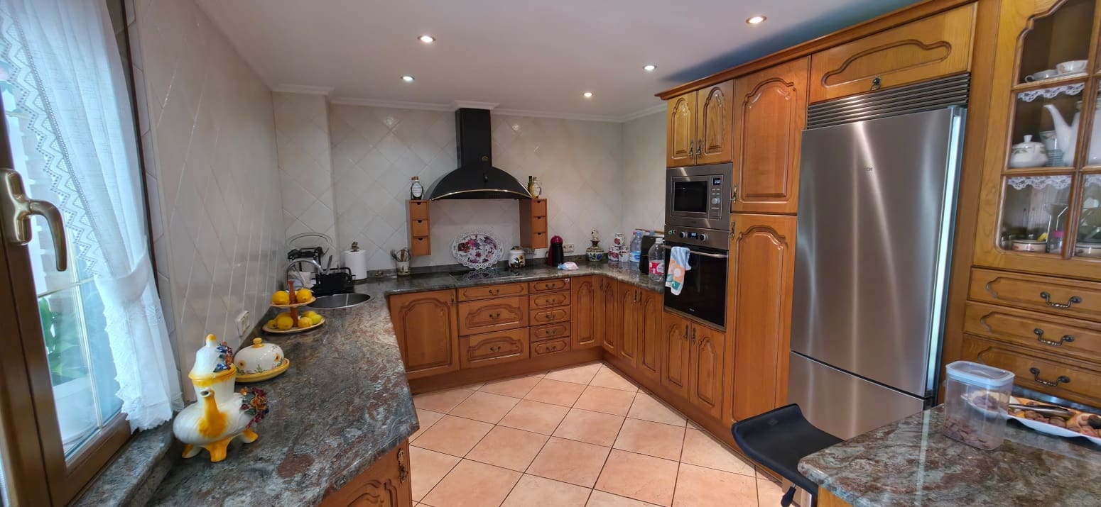 5 soveværelse Villa til salg i Los Corrales de Buelna med garage - € 595.000 (Ref: 9007759)