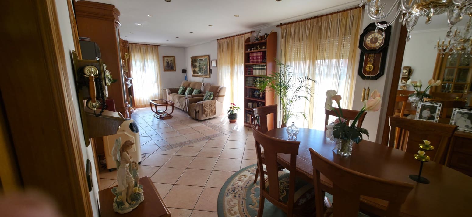 5 soveværelse Villa til salg i Los Corrales de Buelna med garage - € 595.000 (Ref: 9007759)