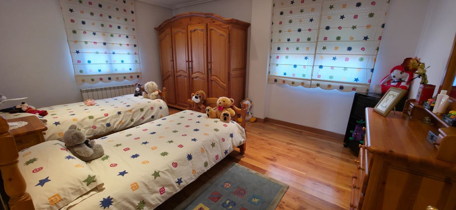 5 soveværelse Villa til salg i Los Corrales de Buelna med garage - € 595.000 (Ref: 9007759)