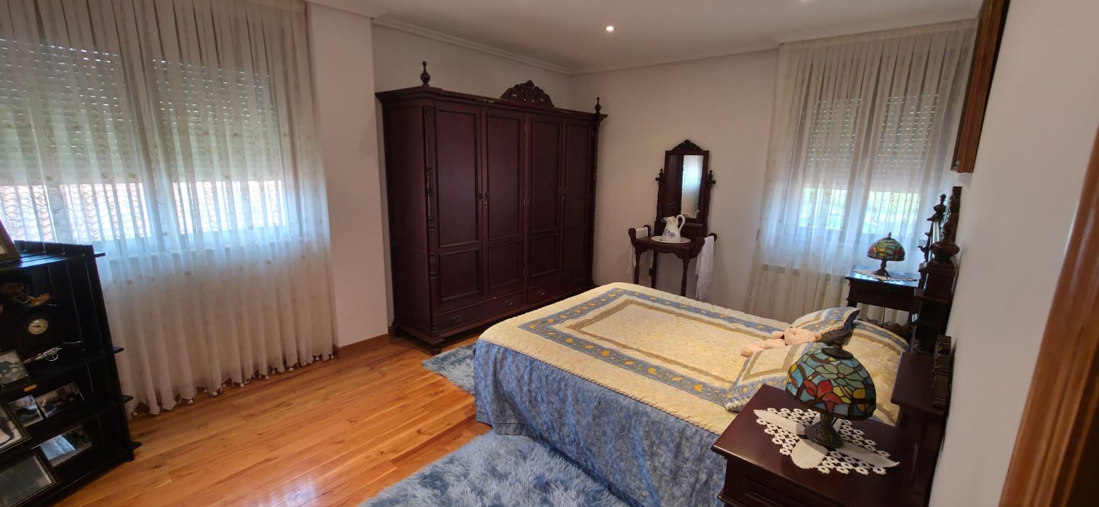 5 soveværelse Villa til salg i Los Corrales de Buelna med garage - € 595.000 (Ref: 9007759)