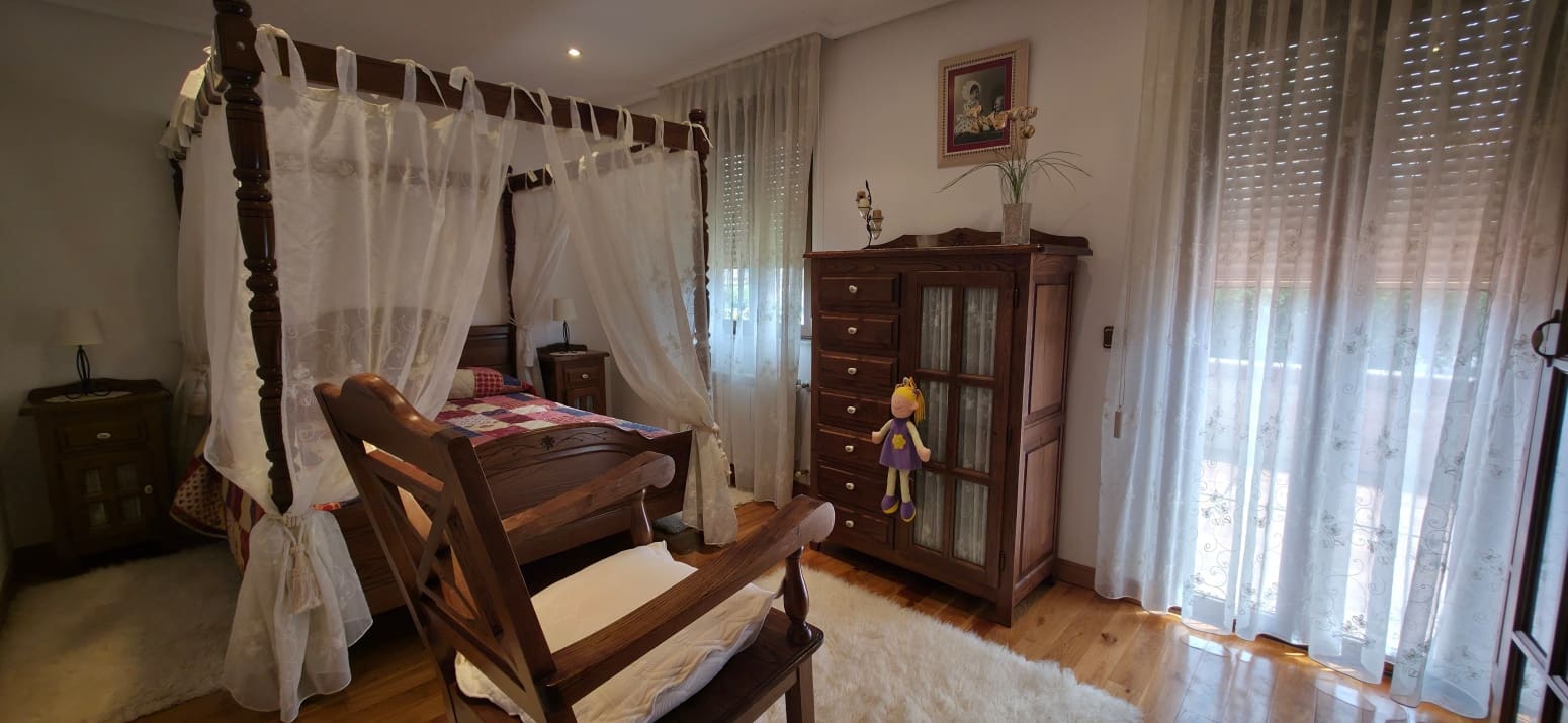 5 soveværelse Villa til salg i Los Corrales de Buelna med garage - € 595.000 (Ref: 9007759)