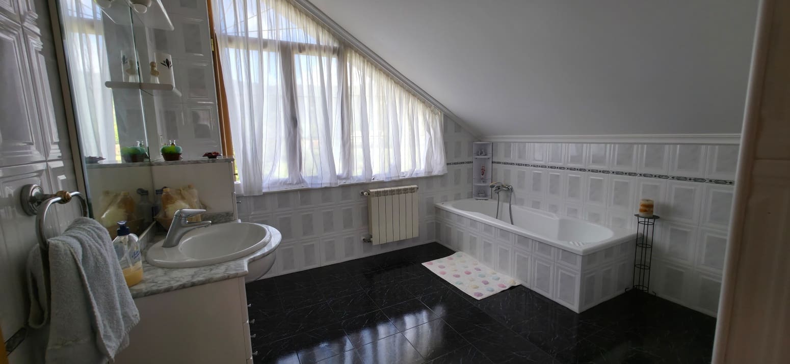 5 soveværelse Villa til salg i Los Corrales de Buelna med garage - € 595.000 (Ref: 9007759)