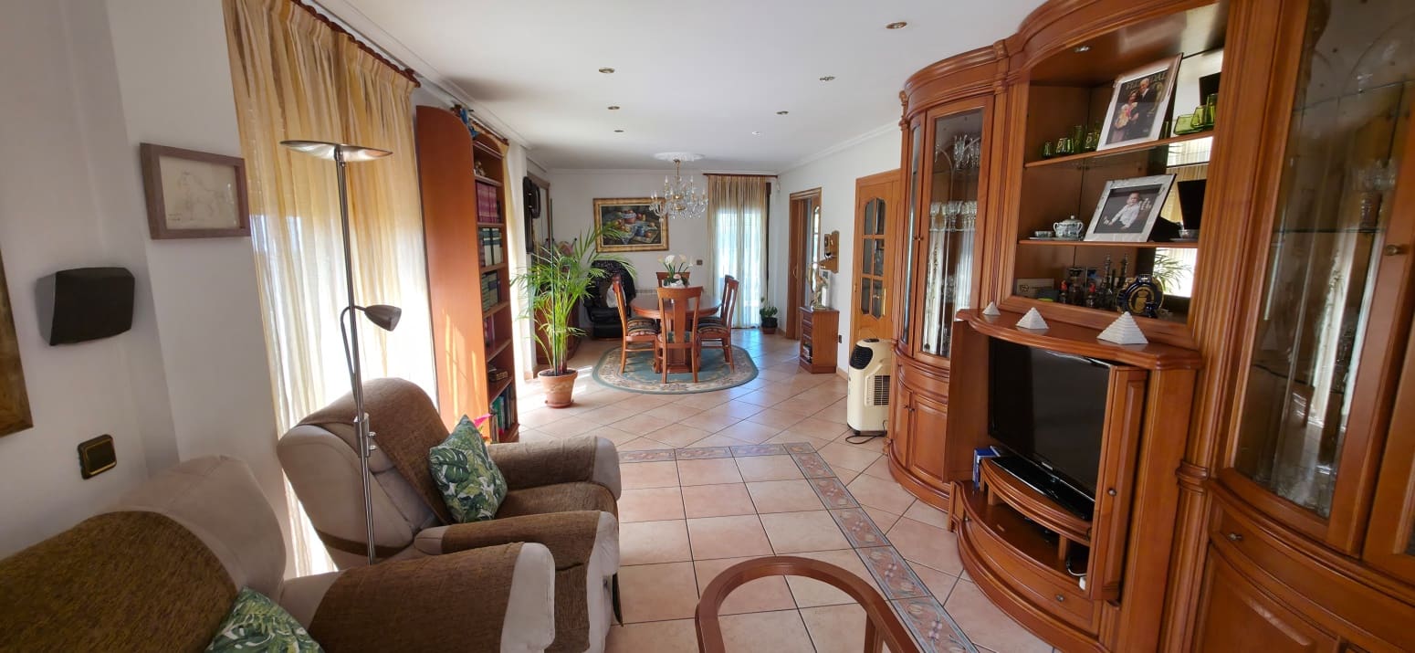 5 soveværelse Villa til salg i Los Corrales de Buelna med garage - € 595.000 (Ref: 9007759)