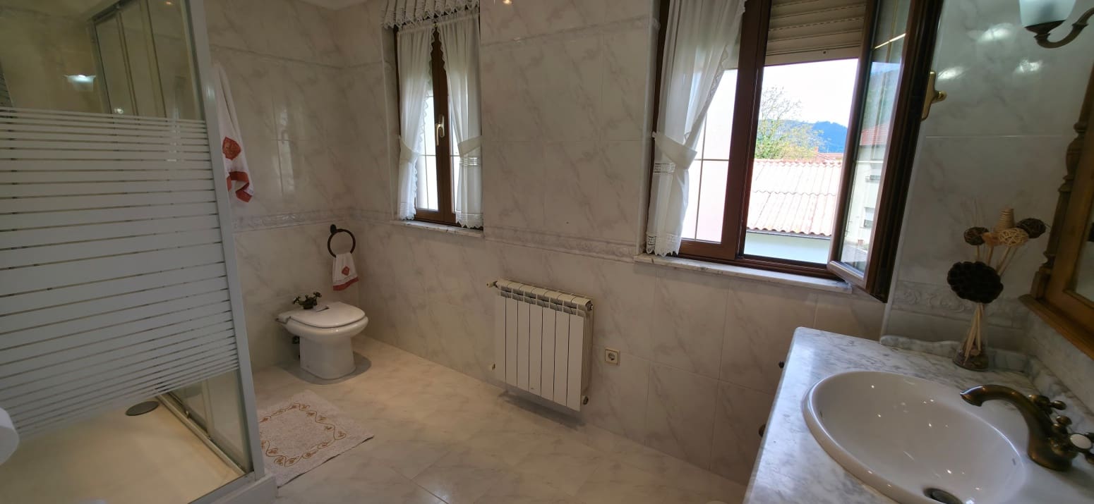 5 soveværelse Villa til salg i Los Corrales de Buelna med garage - € 595.000 (Ref: 9007759)