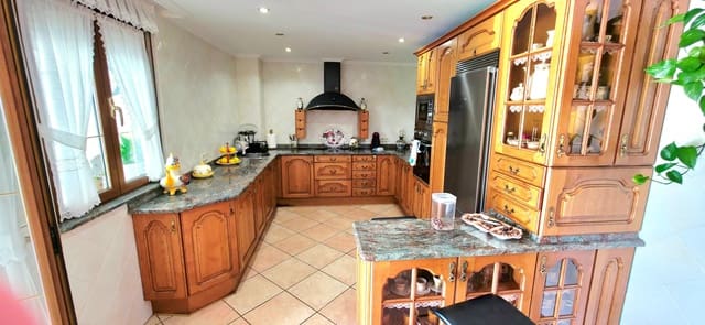 5 soveværelse Villa til salg i Los Corrales de Buelna med garage - € 595.000 (Ref: 9007759)