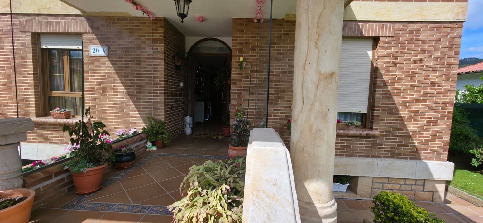 5 soveværelse Villa til salg i Los Corrales de Buelna med garage - € 595.000 (Ref: 9007759)