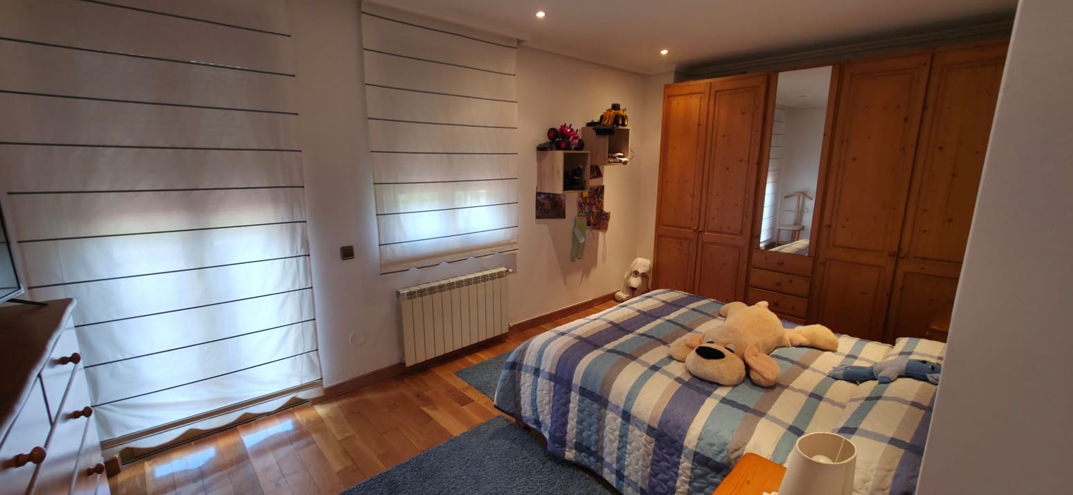 5 soveværelse Villa til salg i Los Corrales de Buelna med garage - € 595.000 (Ref: 9007759)