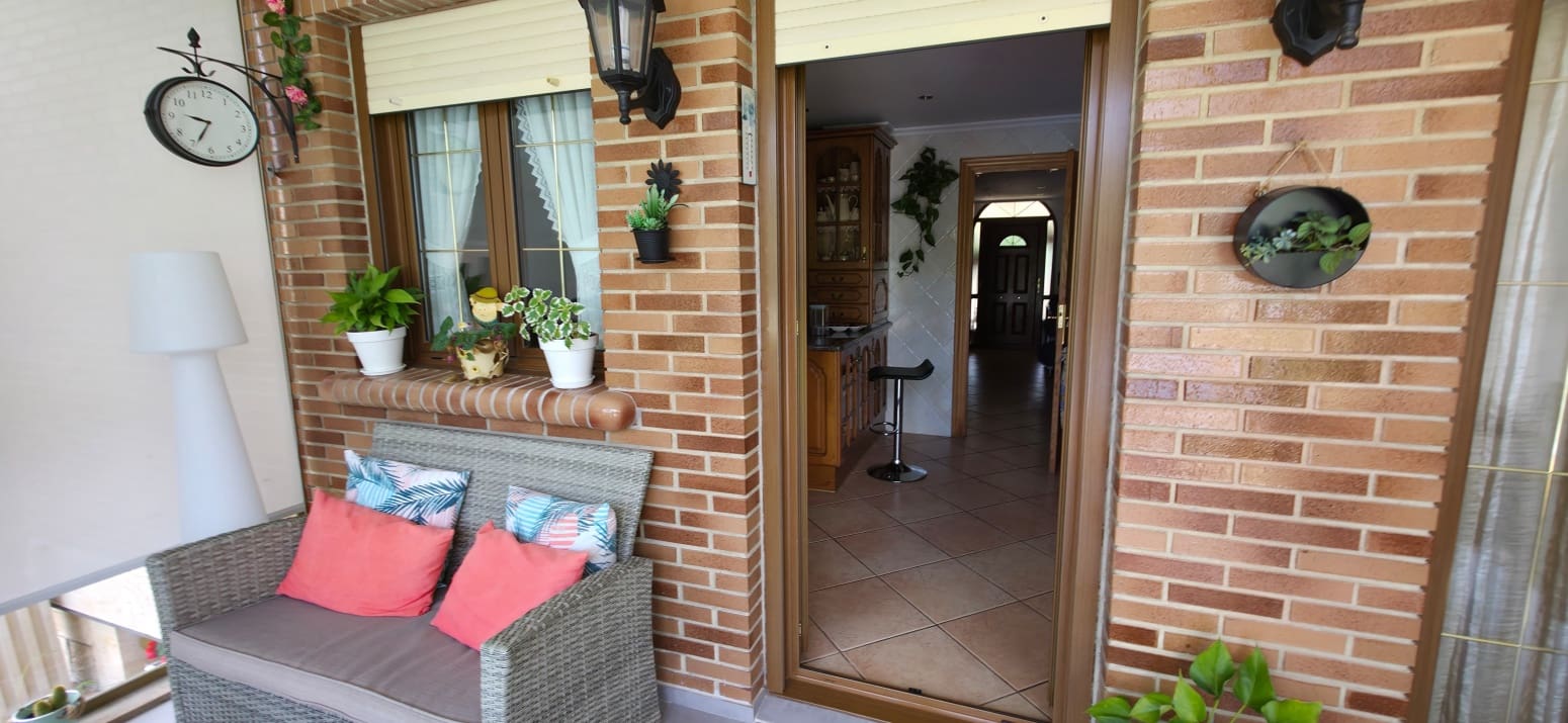 5 soveværelse Villa til salg i Los Corrales de Buelna med garage - € 595.000 (Ref: 9007759)