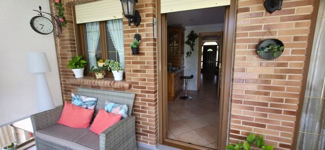 5 soveværelse Villa til salg i Los Corrales de Buelna med garage - € 595.000 (Ref: 9007759)