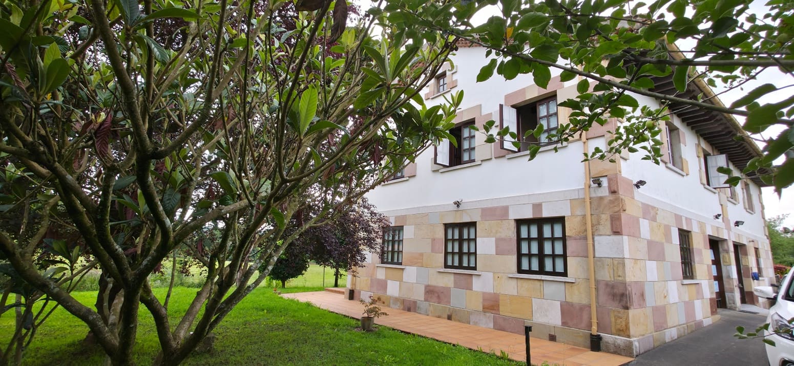 4 soveværelse Villa til salg i Parbayon med garage - € 505.000 (Ref: 9162105)