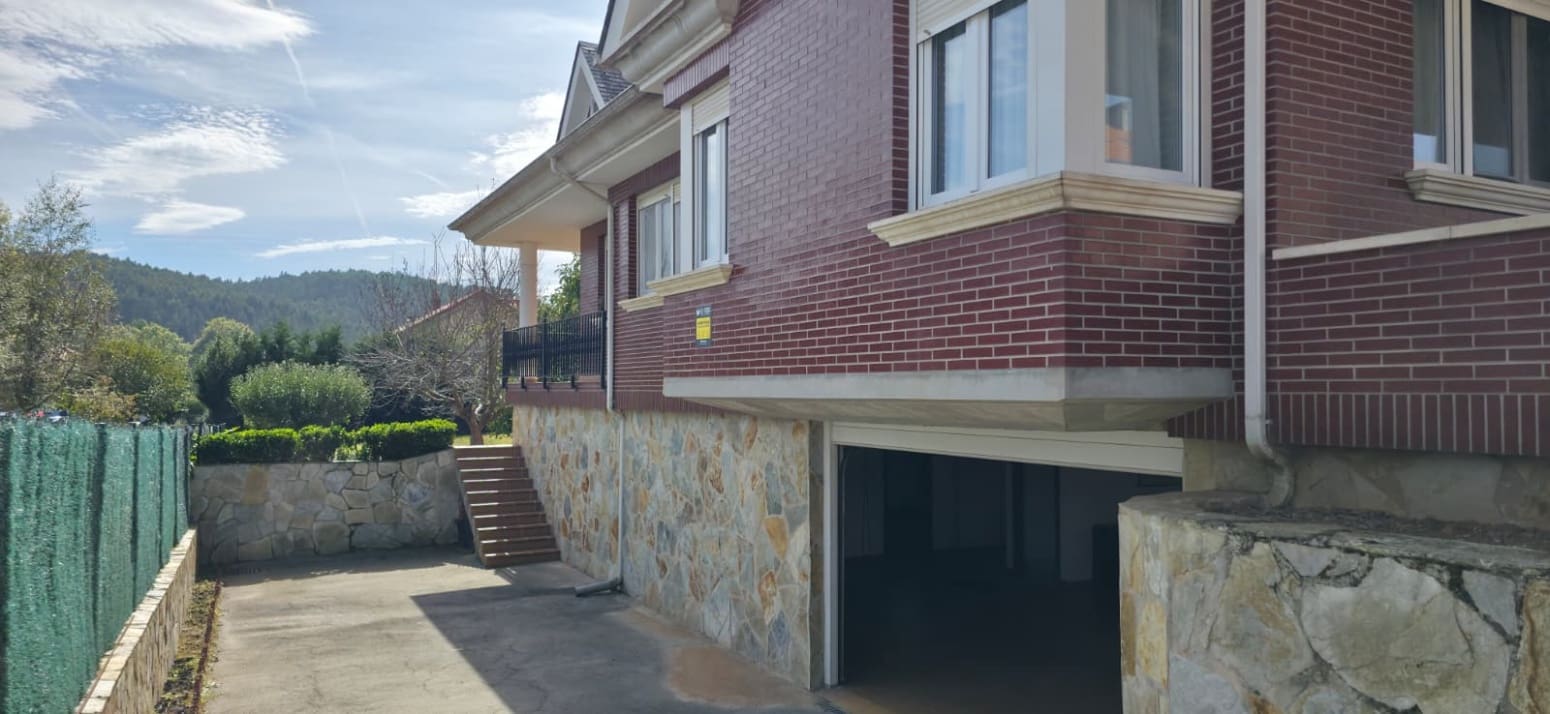 Chalet de 4 habitaciones en Parbayón en venta con garaje - 639.000 € (Ref: 9337688)