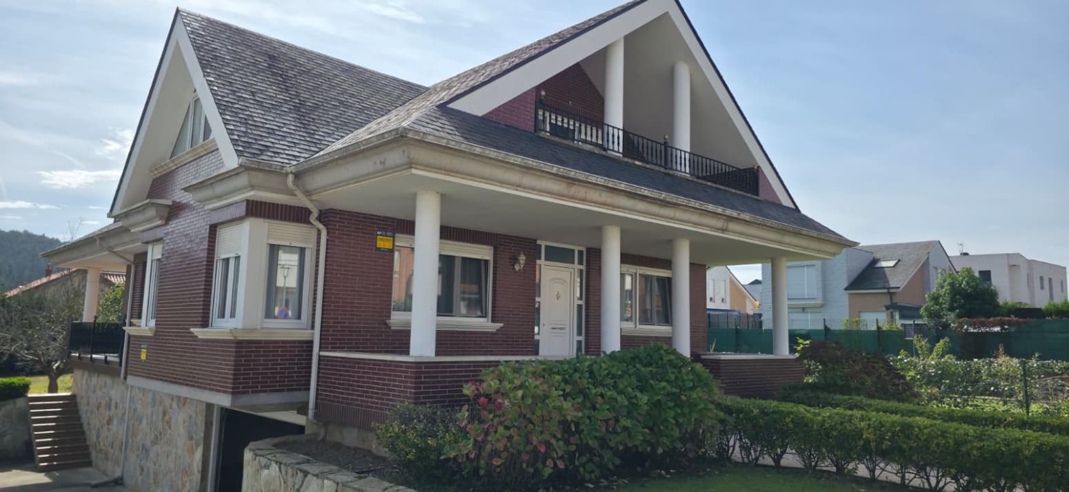 Chalet de 4 habitaciones en Parbayón en venta con garaje - 639.000 € (Ref: 9337688)