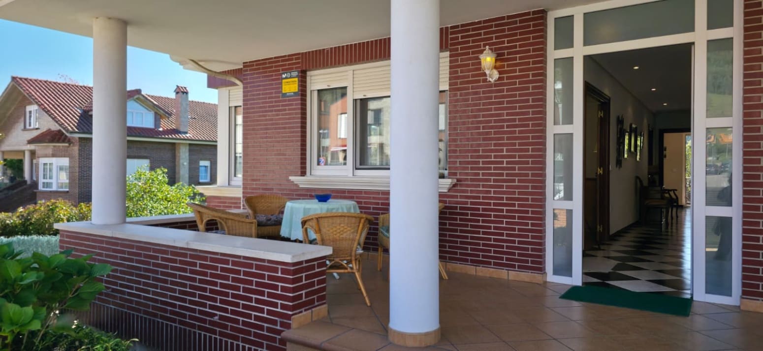 Chalet de 4 habitaciones en Parbayón en venta con garaje - 639.000 € (Ref: 9337688)