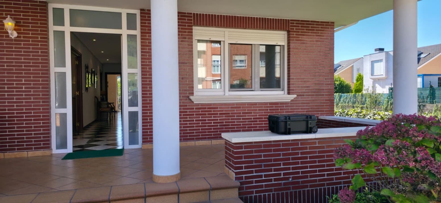 Chalet de 4 habitaciones en Parbayón en venta con garaje - 639.000 € (Ref: 9337688)