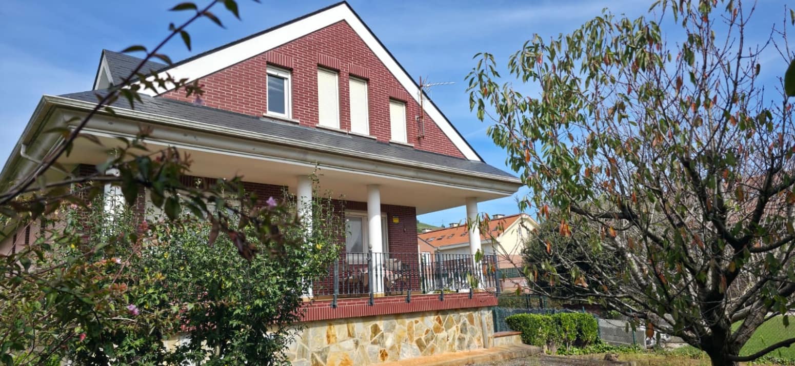 Chalet de 4 habitaciones en Parbayón en venta con garaje - 639.000 € (Ref: 9337688)