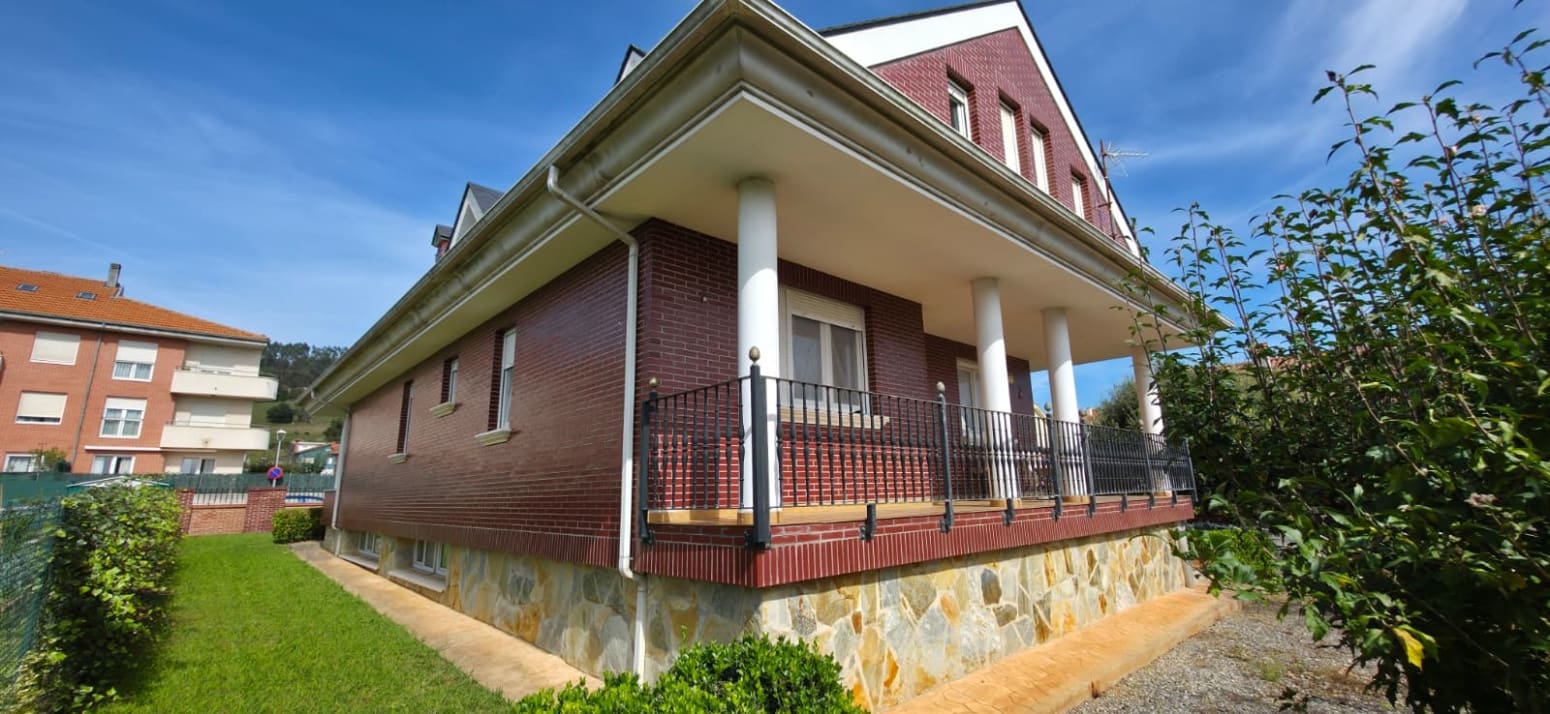 Chalet de 4 habitaciones en Parbayón en venta con garaje - 639.000 € (Ref: 9337688)