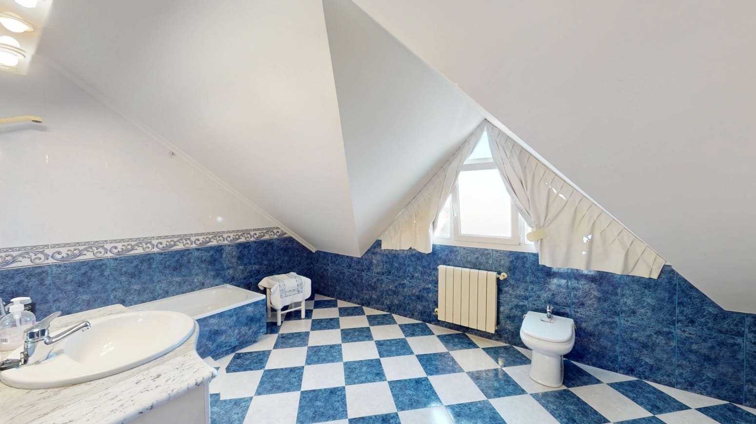 Chalet de 4 habitaciones en Parbayón en venta con garaje - 639.000 € (Ref: 9337688)