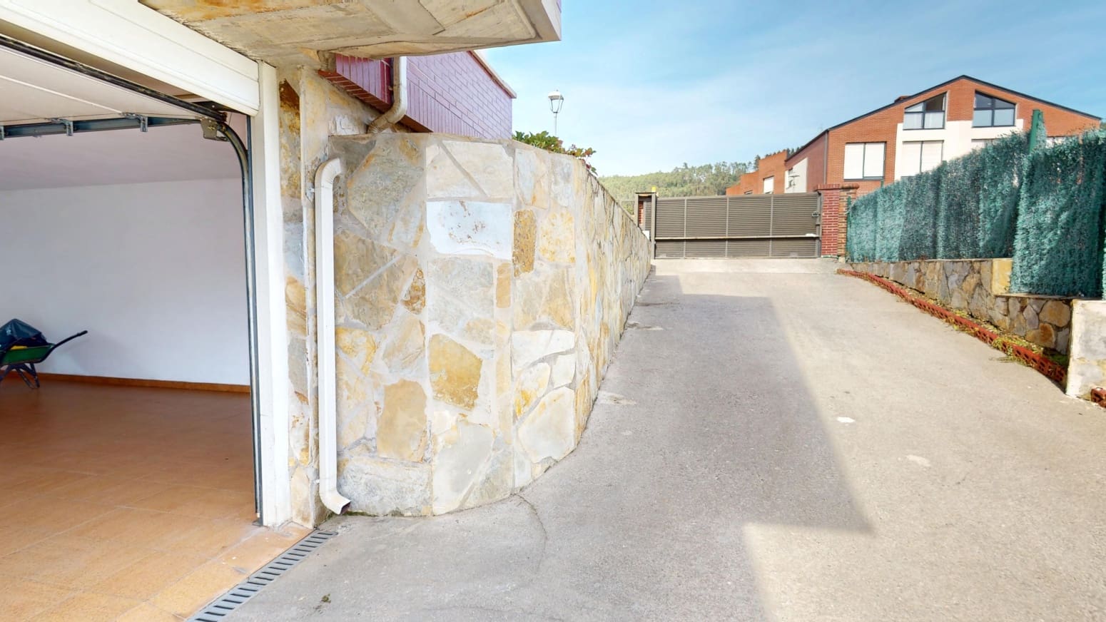 Chalet de 4 habitaciones en Parbayón en venta con garaje - 639.000 € (Ref: 9337688)