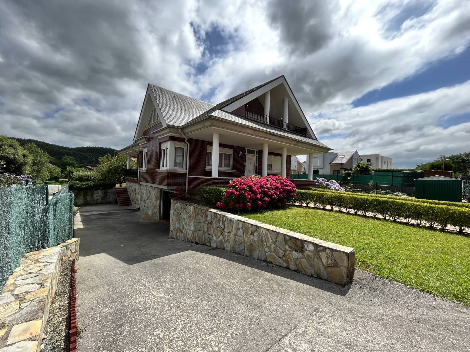 Chalet de 4 habitaciones en Parbayón en venta con garaje - 639.000 € (Ref: 9337688)