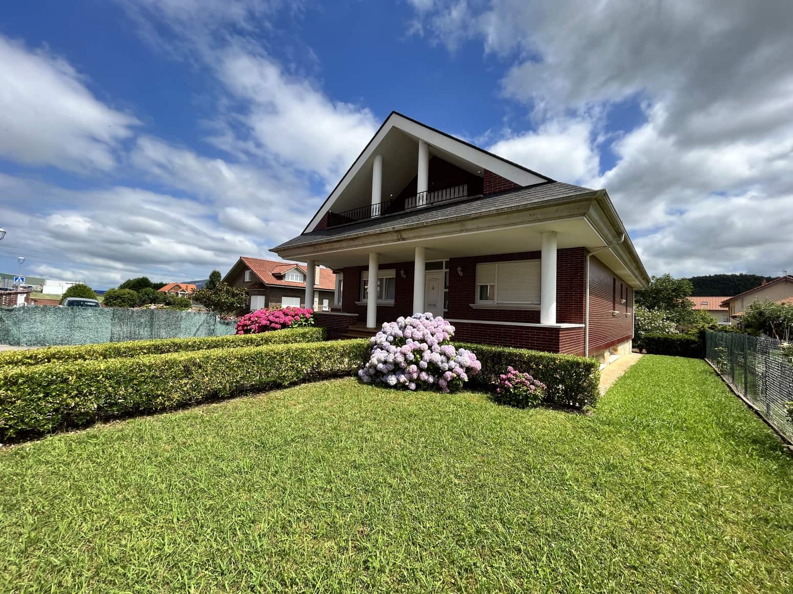 Chalet de 4 habitaciones en Parbayón en venta con garaje - 639.000 € (Ref: 9337688)