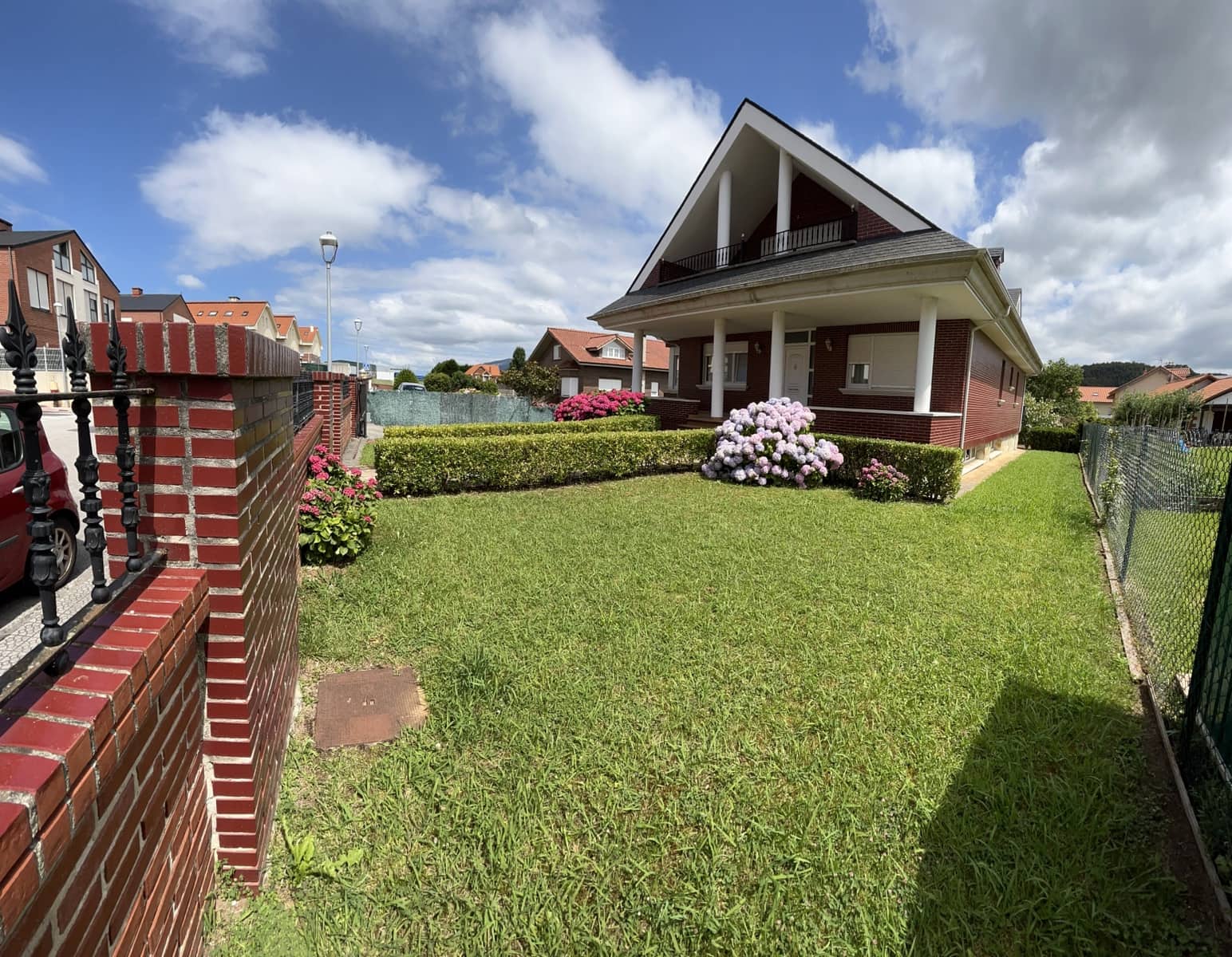 Chalet de 4 habitaciones en Parbayón en venta con garaje - 639.000 € (Ref: 9337688)