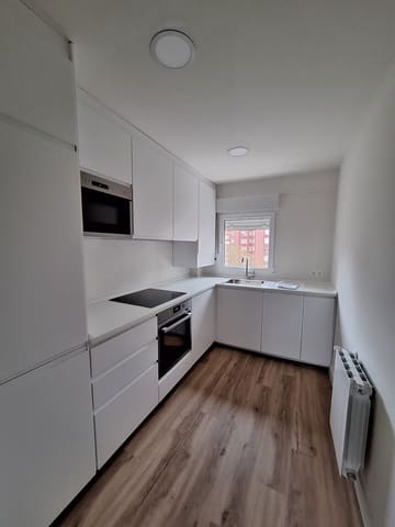 2 slaapkamer Flat te huur in Santander - € 900 (Ref: 9450881)